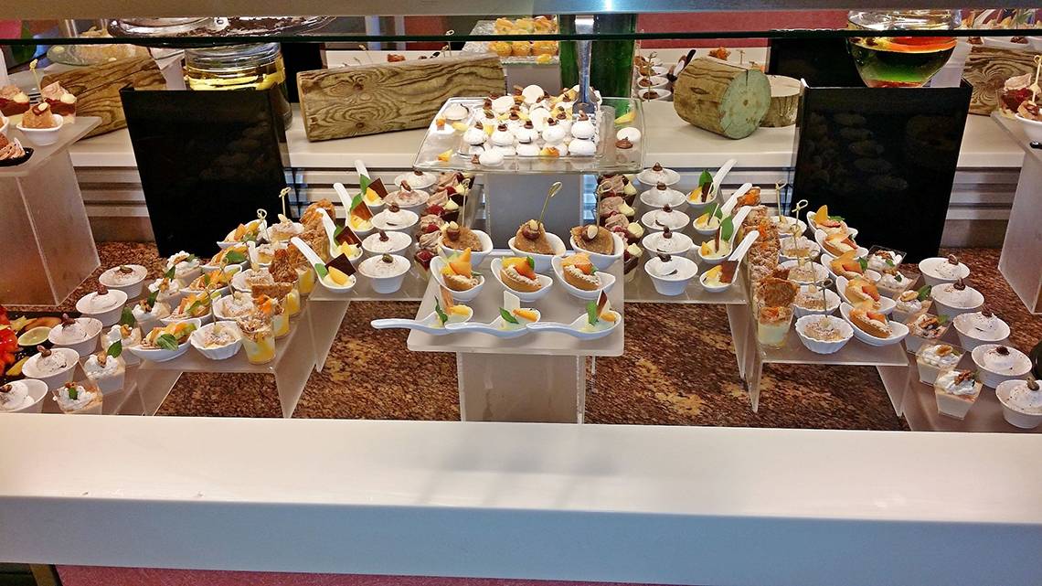 Buffet im Rodos Palladium Hotel mit verschiedenen Desserts und Häppchen.