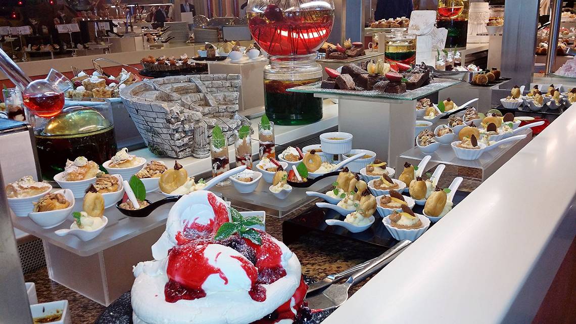 Buffet im Rodos Palladium Hotel mit verschiedenen Desserts und Speisen.