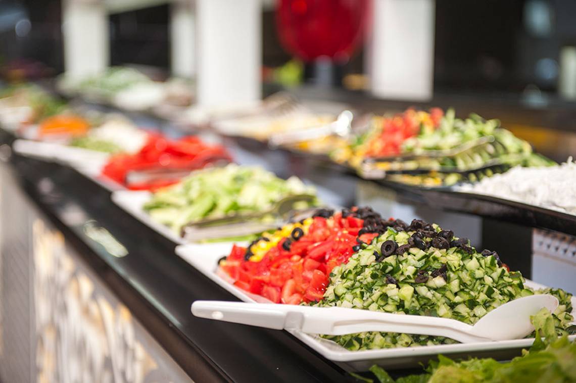 Buffet-Tisch mit Salaten im Seaden Sea Planet Resort & Spa
