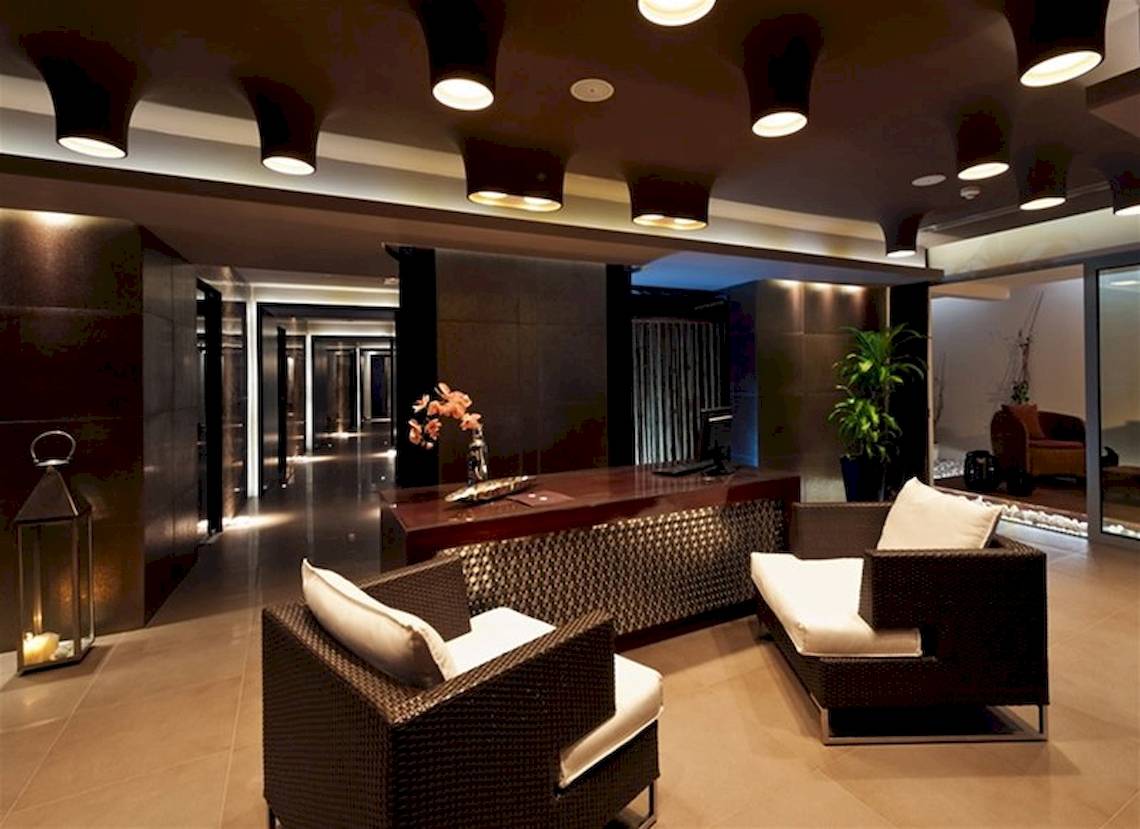 Lobby des Atlantica Imperial Resort & Spa mit gepolsterten Sesseln und Beleuchtung