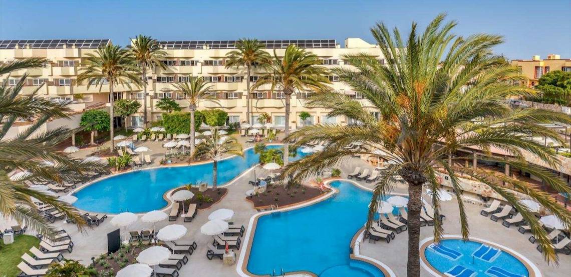 Luftaufnahme des Barcelo Corralejo Bay Hotels mit Swimmingpool und Sonnenliegen.