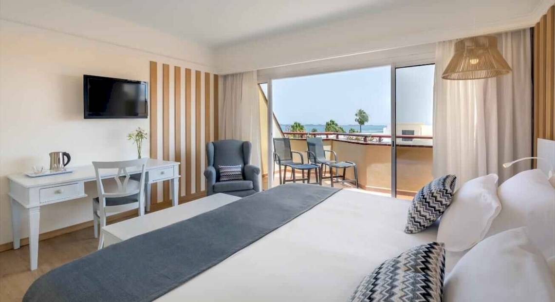Hotelzimmer des Barcelo Corralejo Bay mit Balkon, Bett, Schreibtisch und Fernseher