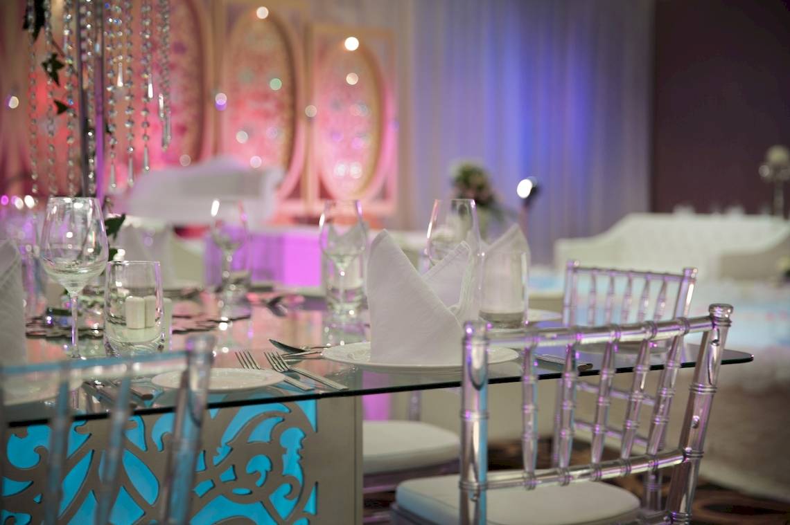 Bankettsaal im Salalah Rotana Resort mit gedeckten Tischen und Stühle