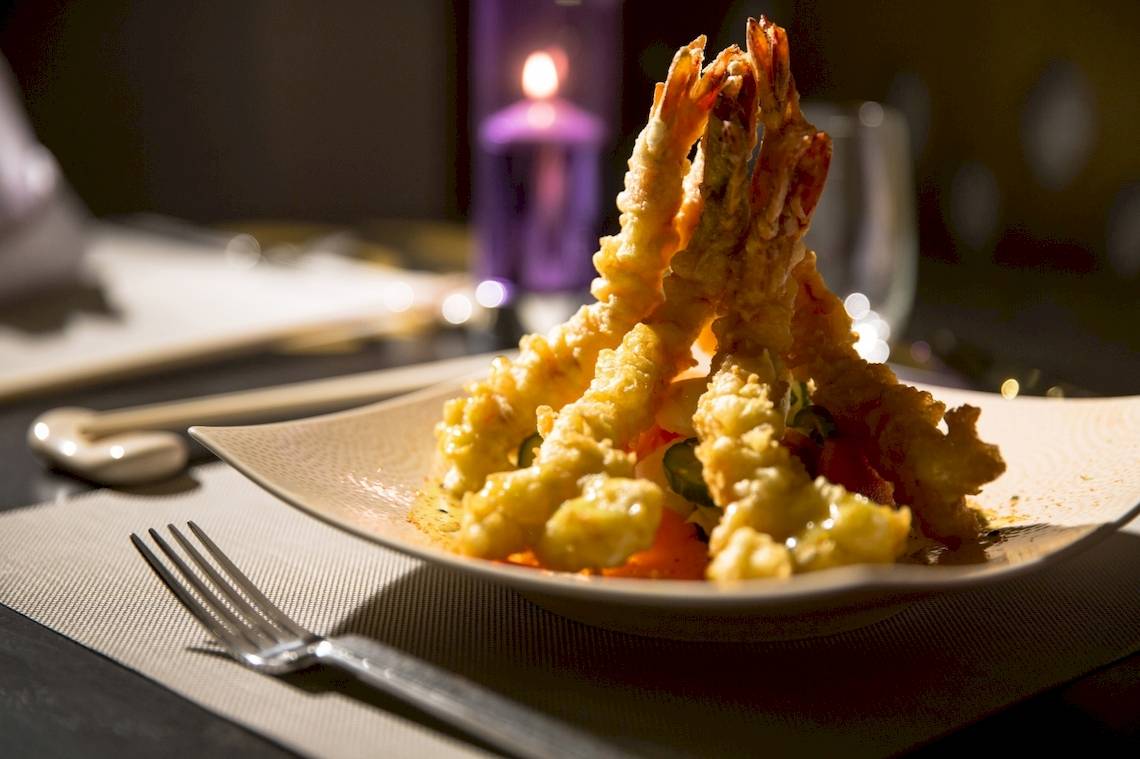 Ein Teller mit frittierten Garnelen im Salalah Rotana Resort.