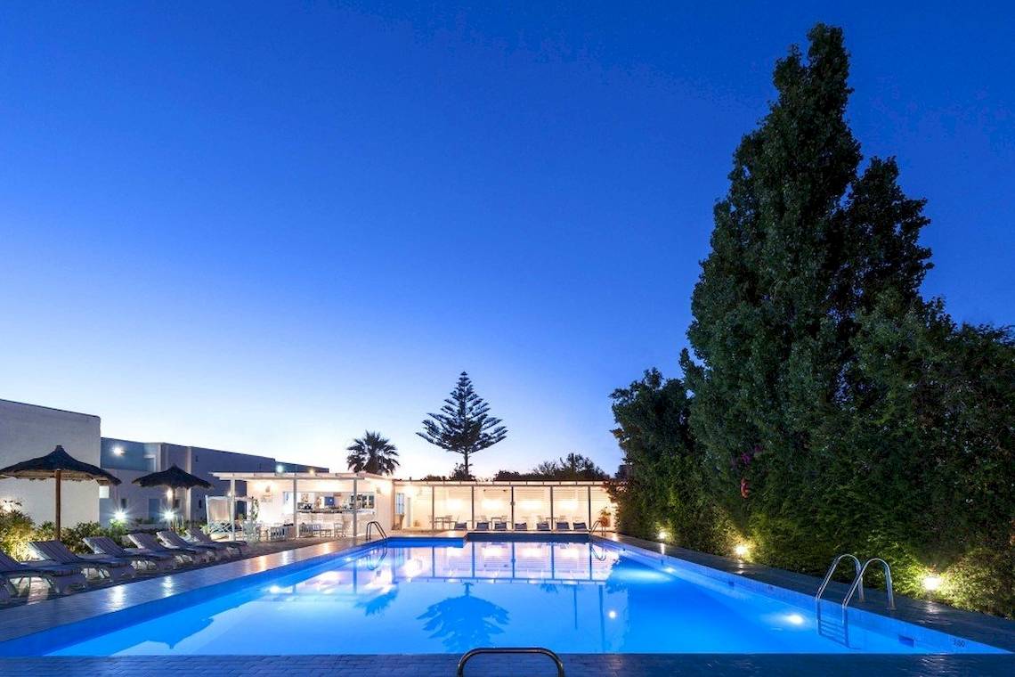 Außenpool des Narges Hotels bei Nachtbeleuchtung mit Loungebereich und Gebäude im Hintergrund.