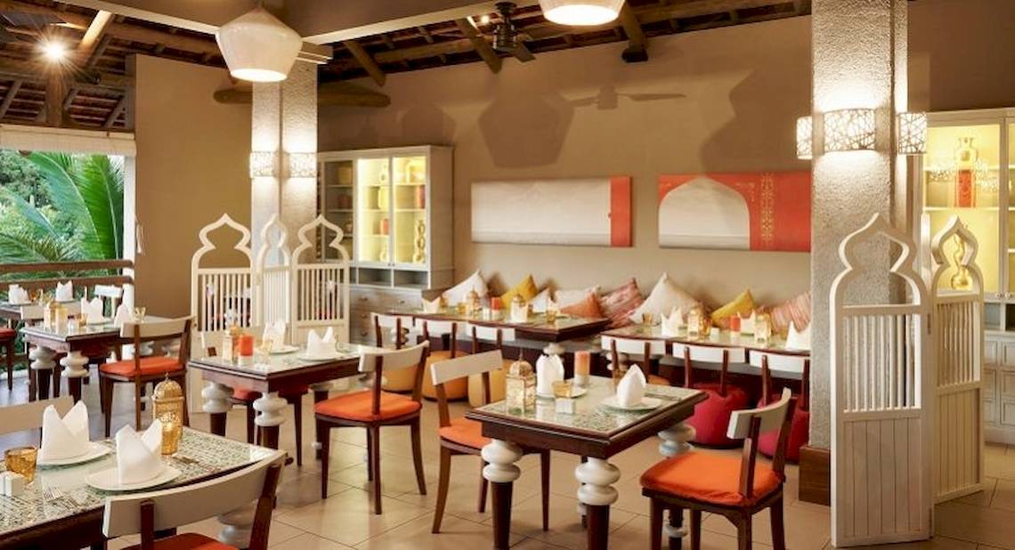 Innenansicht des Restaurants im Zilwa Attitude Hotel mit Tischen, Stühlen und orientalischem Dekor.