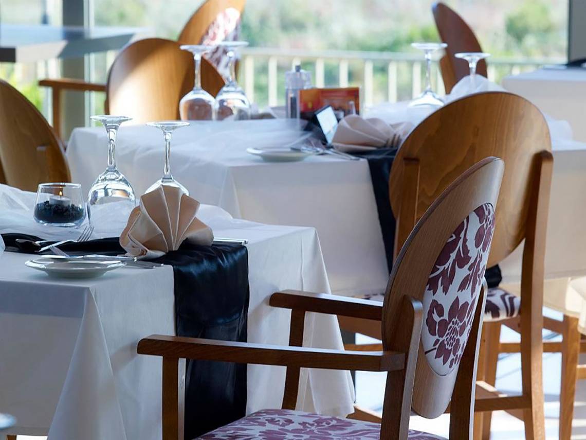 Ein elegant gedeckter Tisch im Michelangelo Resort & Spa mit Glaswaren und Tischdekoration.