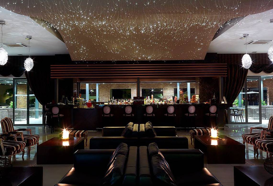 Lobby des Michelangelo Resort & Spa mit Sternenhimmel-Deckenbeleuchtung und eleganten Möbeln