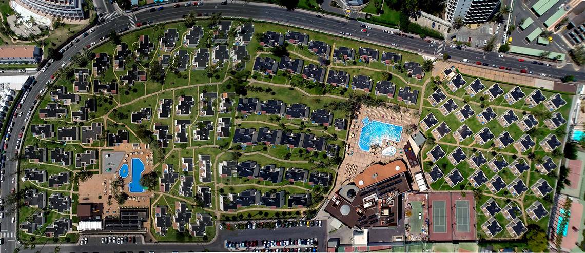 Luftaufnahme des HD Parque Cristobal Hotels mit Swimmingpools, Gebäuden und Straßen.