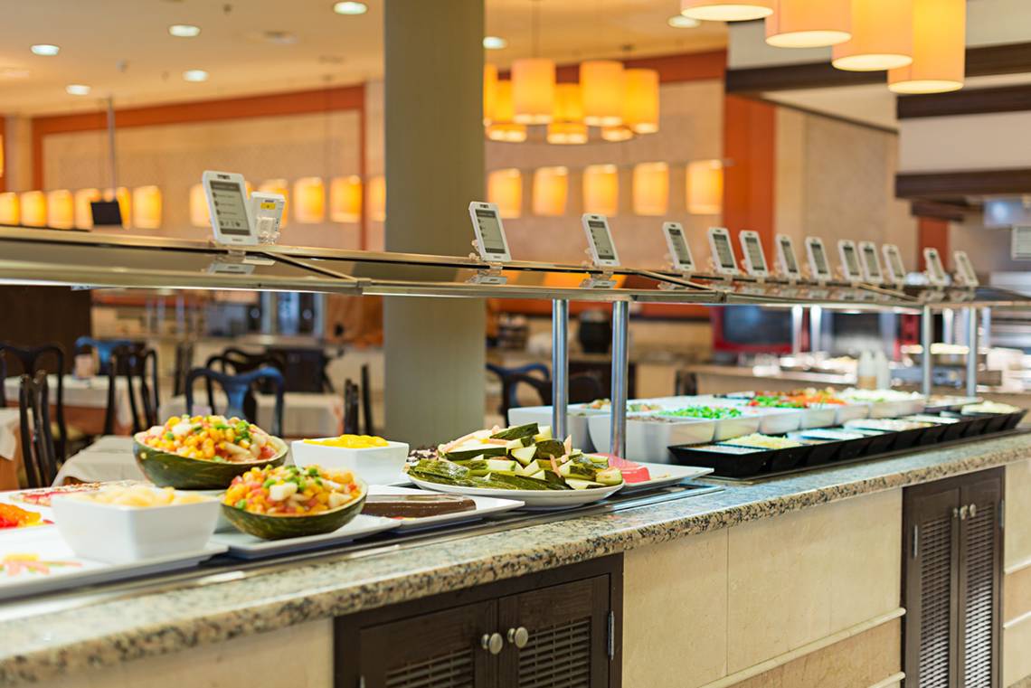 Buffet-Tisch im HD Parque Cristobal Hotel mit verschiedenen Gerichten.
