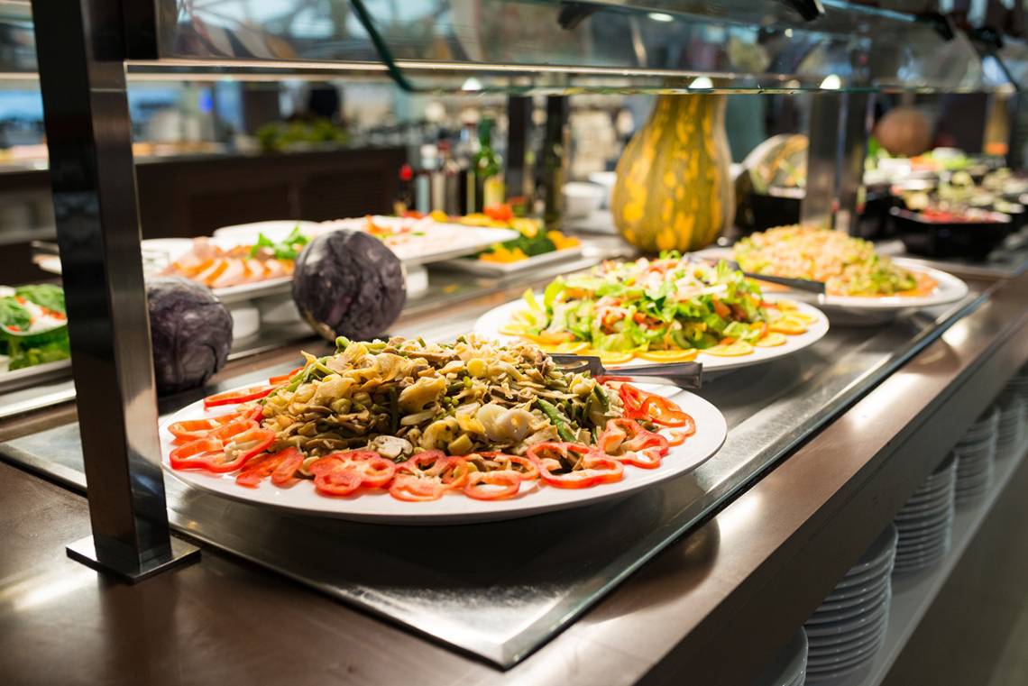 Buffet im HD Parque Cristobal Hotel mit verschiedenen Salaten und Gerichten.