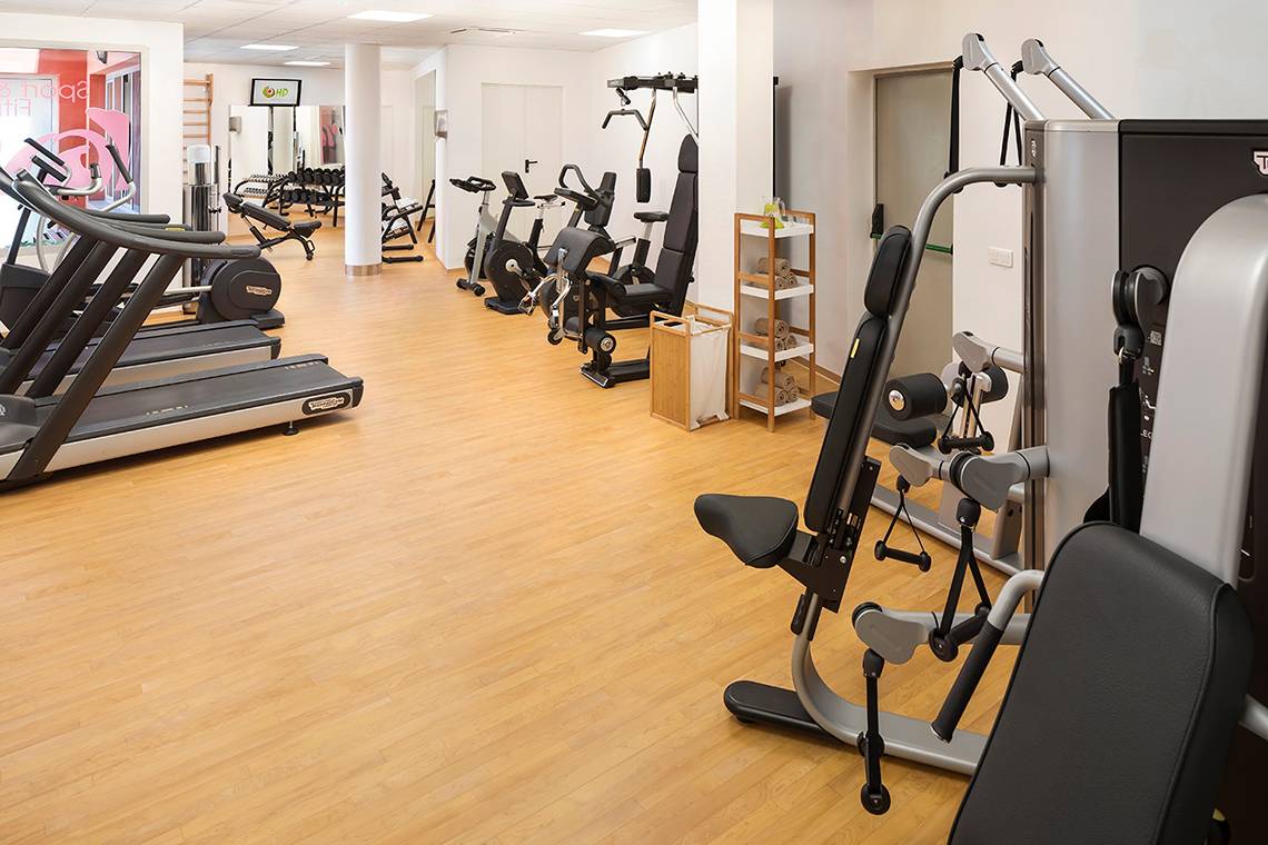 Fitness-Center im HD Parque Cristobal Hotel mit verschiedenen Trainingsgeräten und Holzböden.