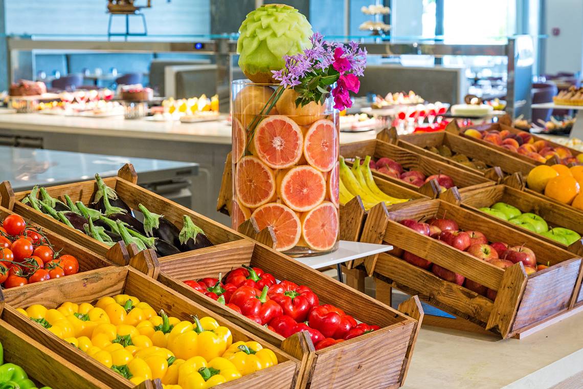 Buffetbereich im Amada Colossos Resort mit verschiedenen Obst- und Gemüsesorten.