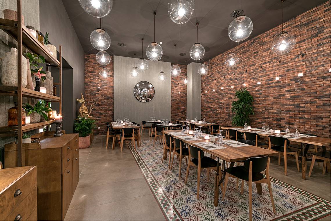 Innenbereich des Amada Colossos Resorts mit rustikalem Design und runden Lampen.