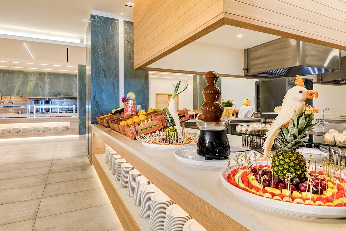 Buffettisch im Amada Colossos Resort mit verschiedenen Früchten und Schokoladenbrunnen.