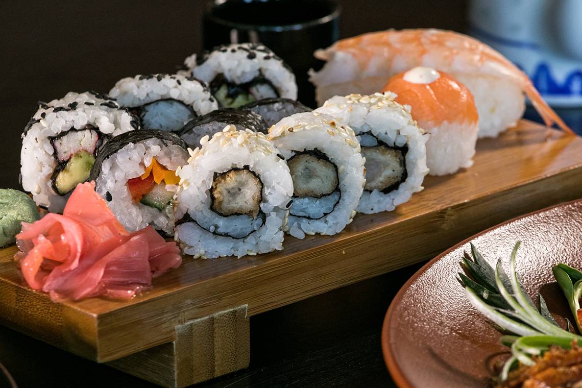 Sushi-Platte im Amada Colossos Resort mit verschiedenen Sushi-Rollen und Garnelen