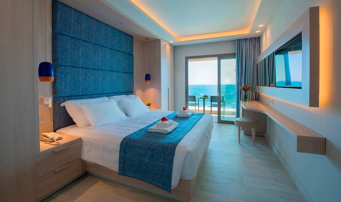 Hotelzimmer im Amada Colossos Resort mit Blick auf das Meer