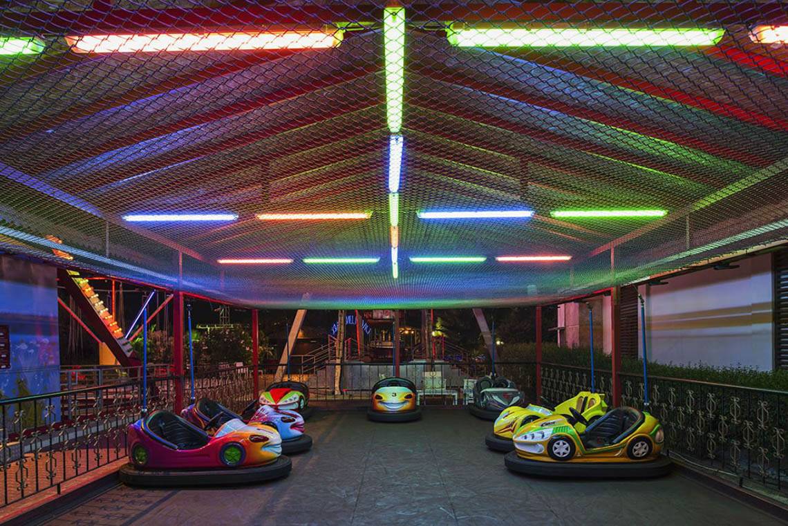 Farbig beleuchtete Bumper Cars im Delphin Diva Premiere Hotel.