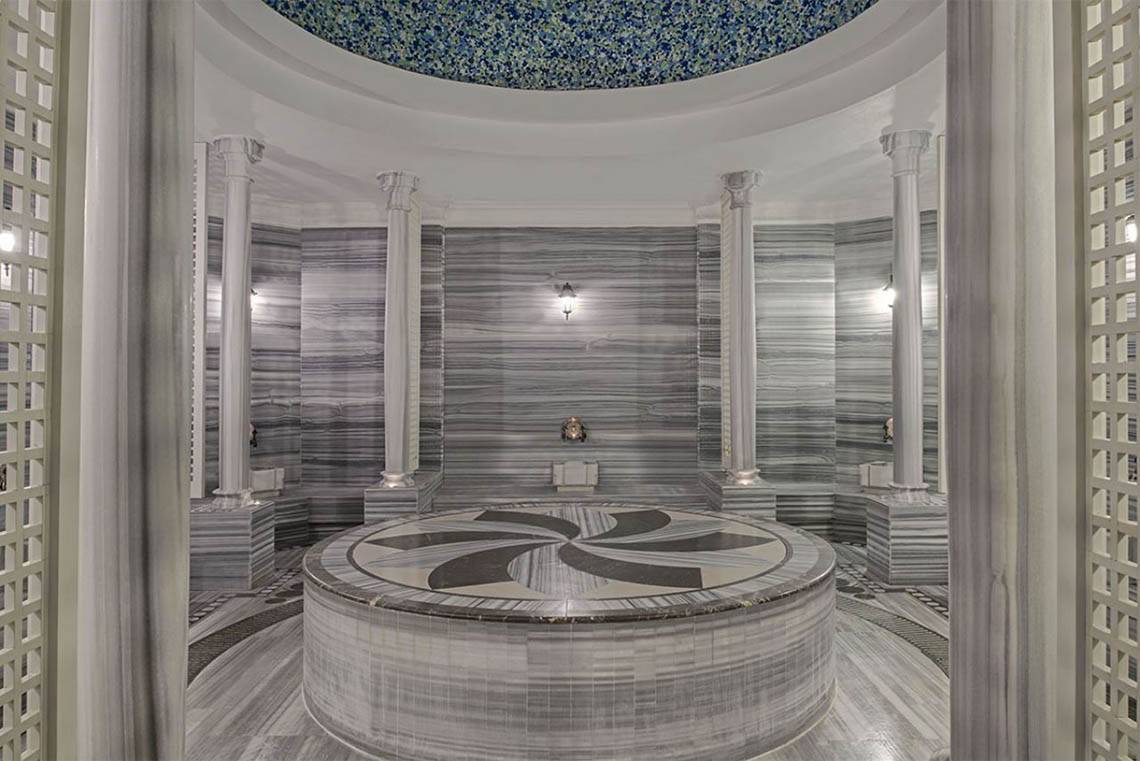 Saunabereich im Delphin Diva Premiere Hotel mit Marmorwänden und zentralem Design.
