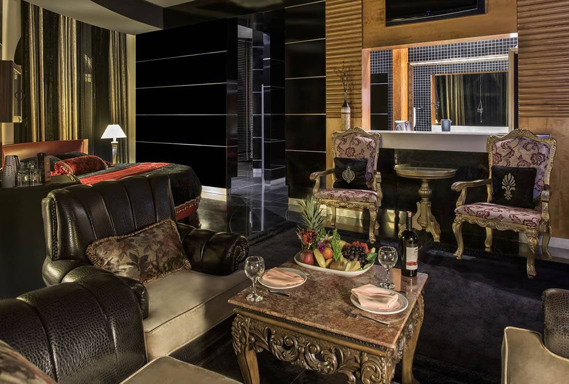Innenansicht der Delphin Diva Premiere Suite mit Wohnzimmer, Essbereich und Bettbereich.