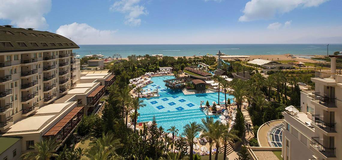 Außenansicht des Delphin Diva Premiere Resorts mit Swimmingpool und Meerblick