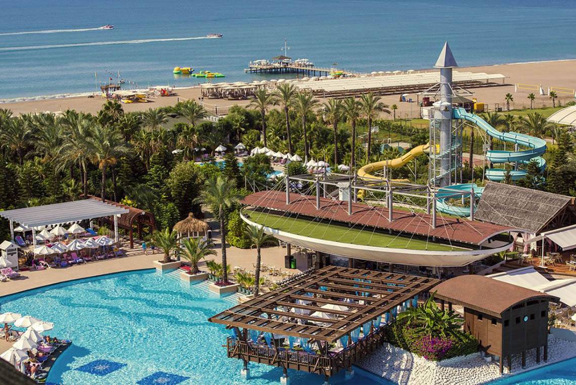 Luftaufnahme des Delphin Diva Premiere Resorts mit Pool, Wasserrutschen und Strand
