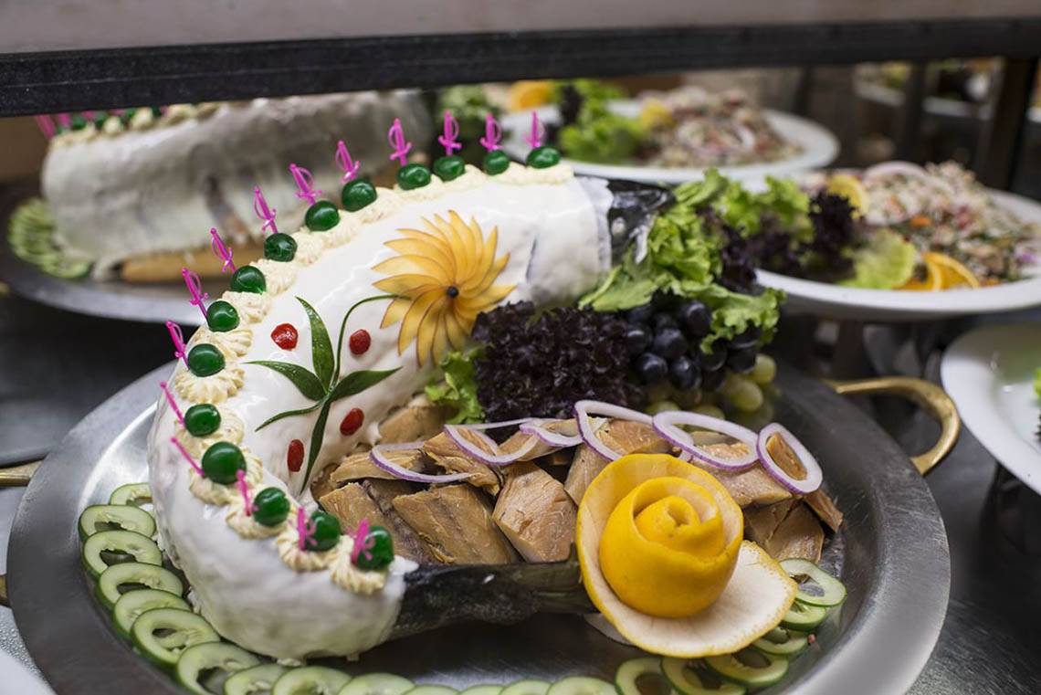 Buffet im Delphin Diva Premiere Hotel mit einem Fisch, der als Kuchen dekoriert ist.