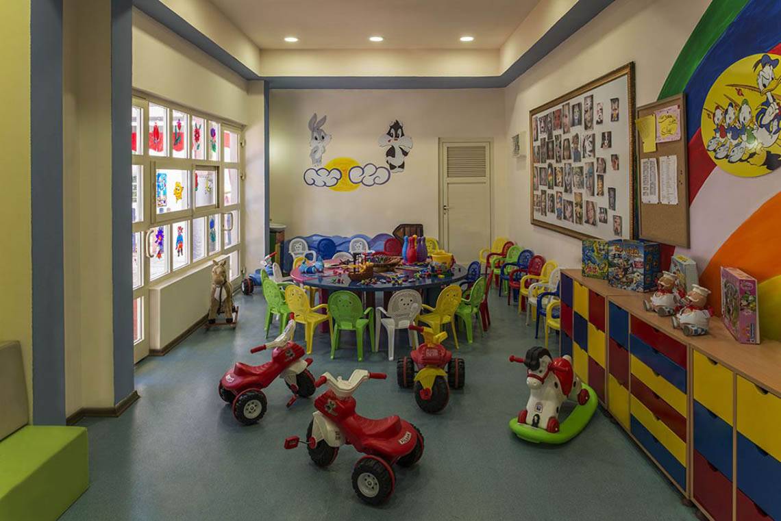 Kinderspielzimmer im Delphin Diva Premiere Hotel mit bunten Spielzeugen und Möbeln.