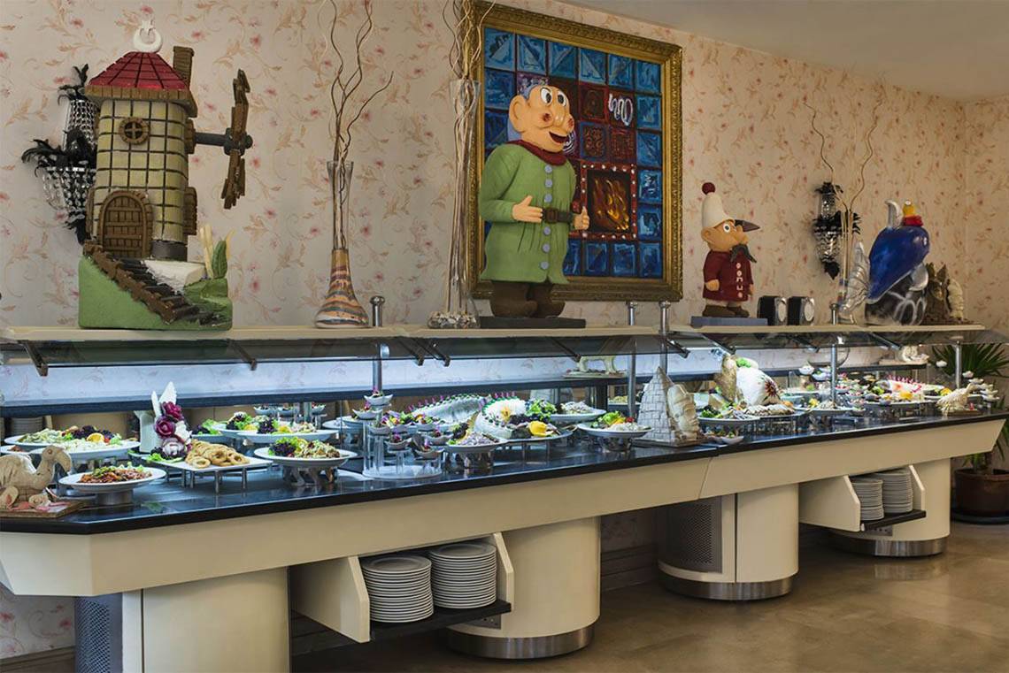 Buffettisch im Delphin Diva Premiere Hotel mit verschiedenen Speisen und Dekoration.