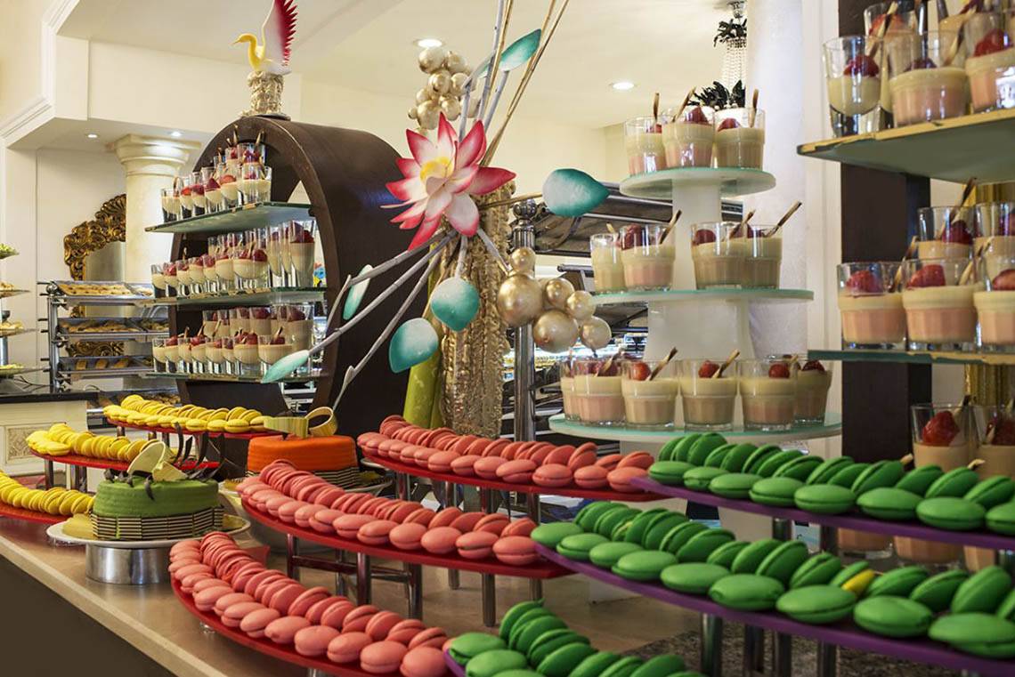 Buffetauswahl im Delphin Diva Premiere Hotel mit verschiedenen Kuchen, Macarons und Desserts.