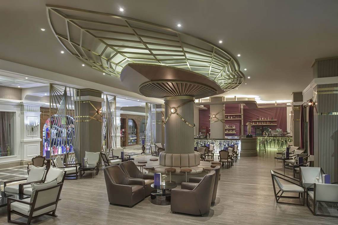 Innenansicht der Lobby des Delphin Diva Premiere Hotels mit modernen Möbeln und zentraler Säule.