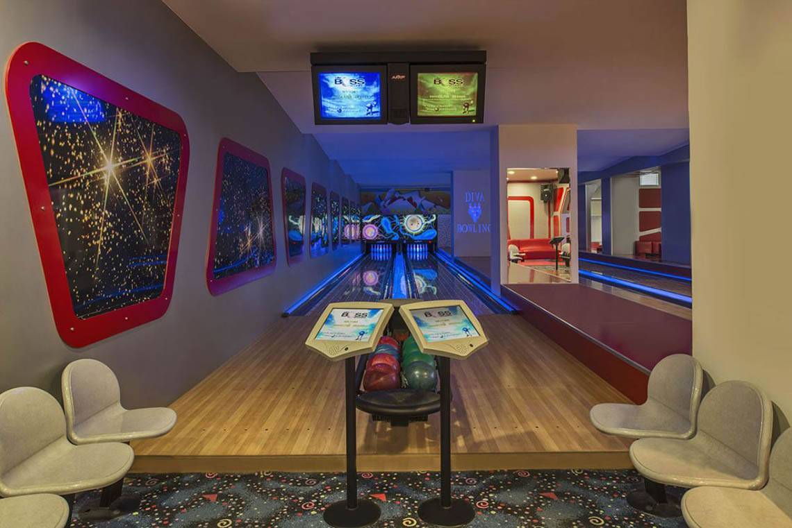 Innenansicht der Bowling-Halle im Delphin Diva Premiere Hotel mit Bowlingbahnen und Monitoren.