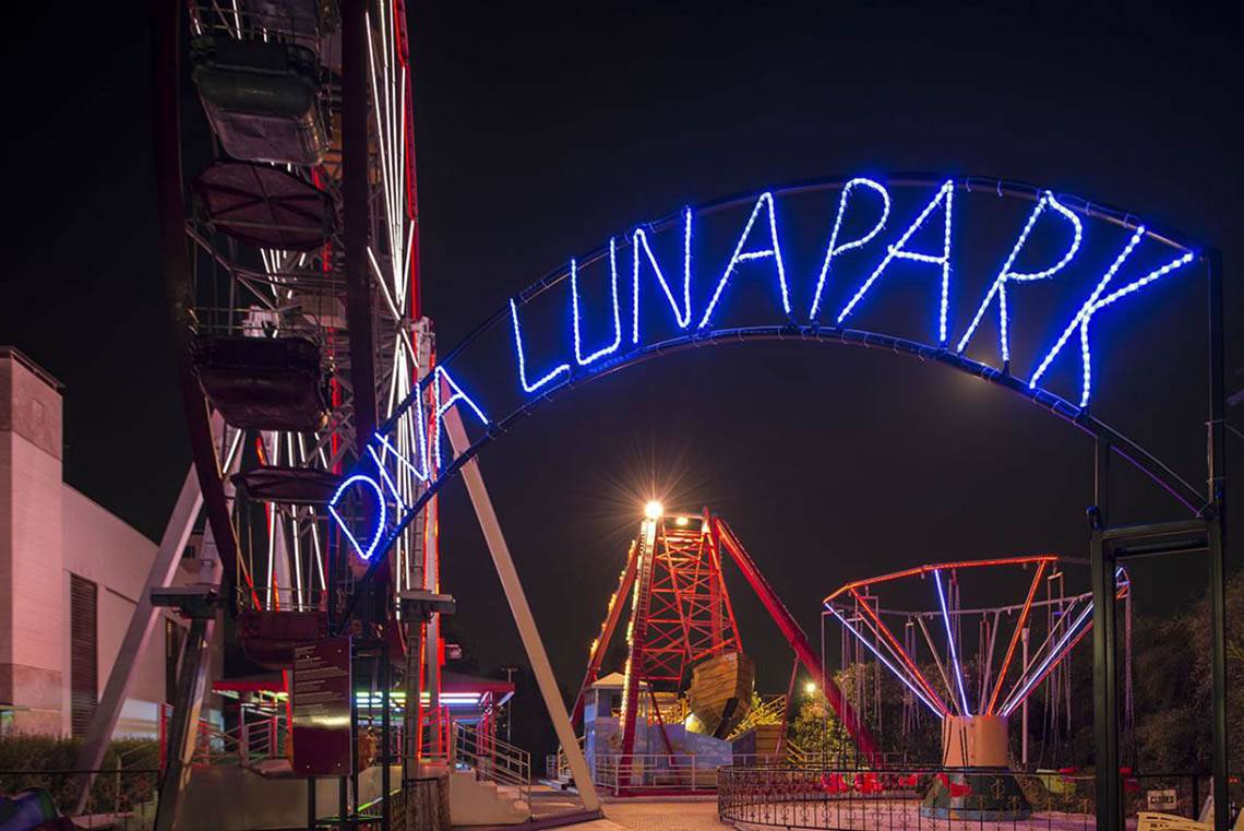 Der Eingang zum Delphin Diva Premiere Luna Park bei Nacht mit blauen Beleuchtung.