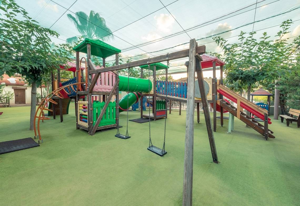 Spielplatz im Star Beach Village & Water Park mit Rutschen und Schaukeln.
