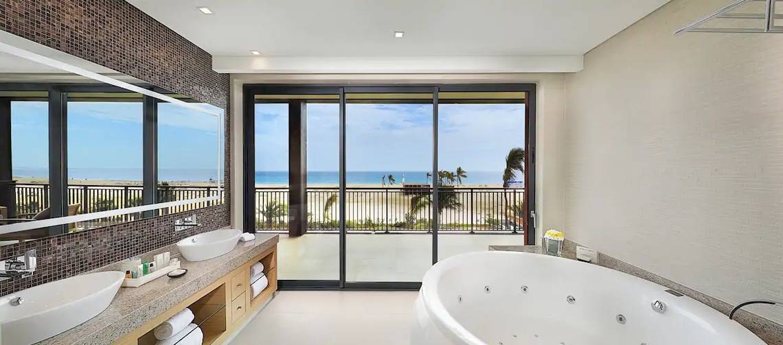 Badezimmer des Hilton Cabo Verde Sal Resorts mit großer Badewanne und Meerblick.