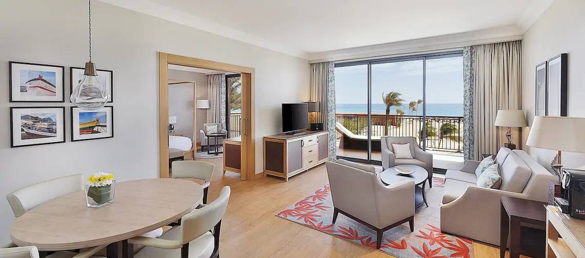 Wohnbereich des Hilton Cabo Verde Sal Resorts mit Blick auf das Meer.