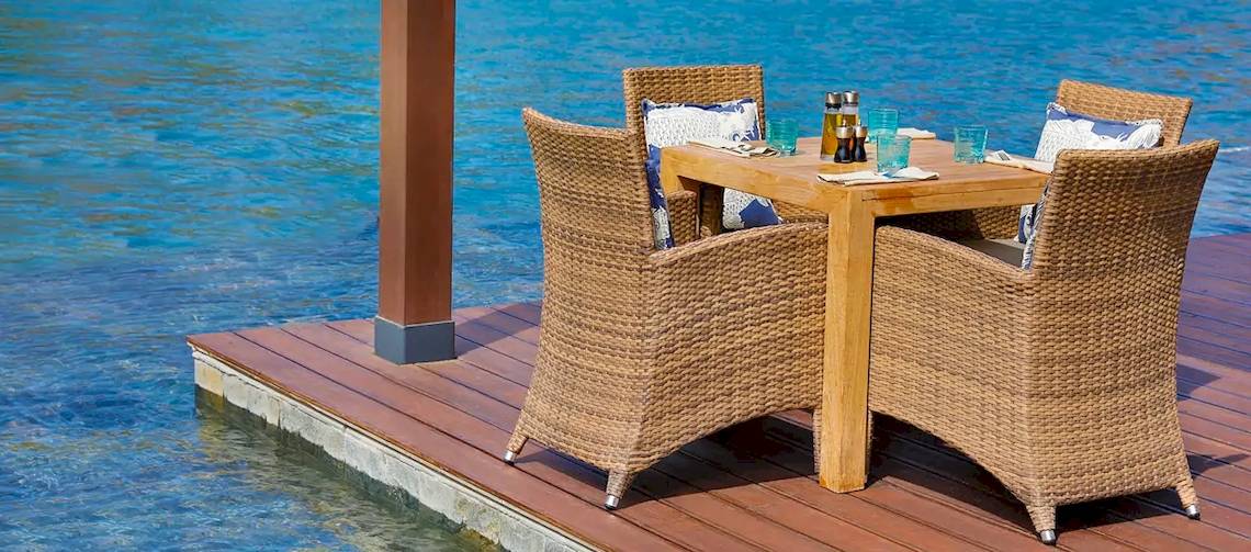 Tisch am Wasser im Hilton Cabo Verde Sal Resort mit Blick auf das Meer.