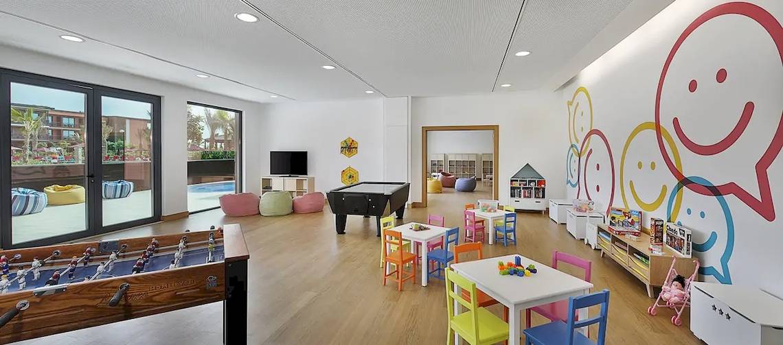 Kinderzimmer im Hilton Cabo Verde Sal Resort mit bunten Möbeln und farbigen Wänden.