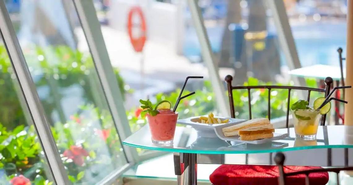 Frühstückstisch im Sol Lanzarote All Inclusive Hotel mit Getränken und Essen.