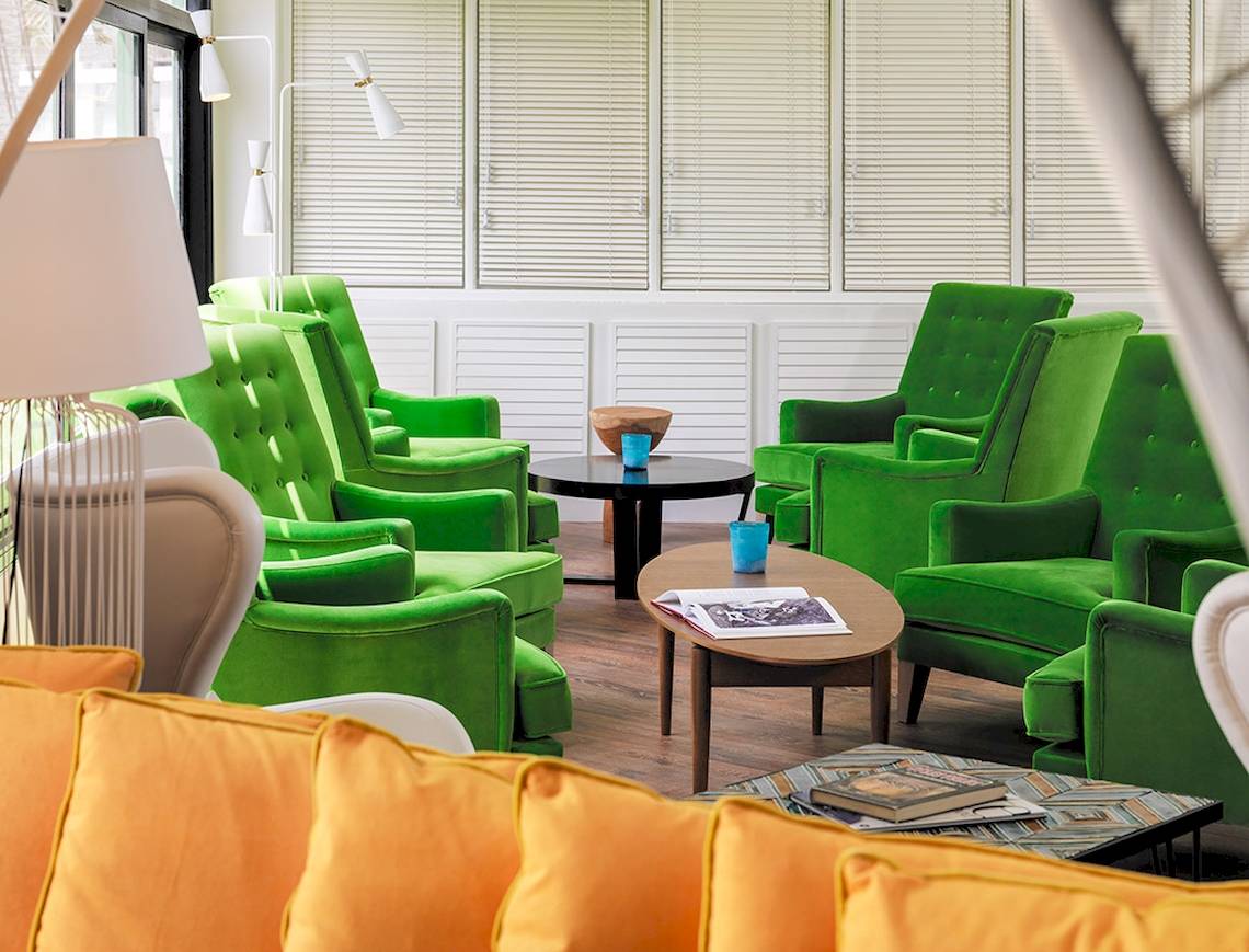 Loungebereich im H10 Lanzarote Princess Hotel mit grünen Sesseln und Couch.