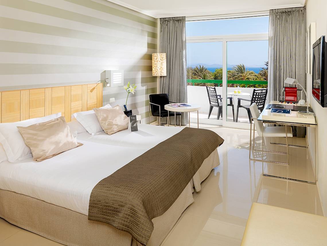 Doppelbettzimmer im H10 Lanzarote Princess Hotel mit Blick auf das Meer.