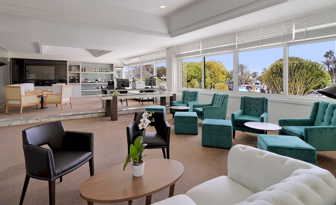 Loungebereich des H10 Lanzarote Princess Hotels mit modernen Möbeln und Ausblick auf die Außenlandschaft.