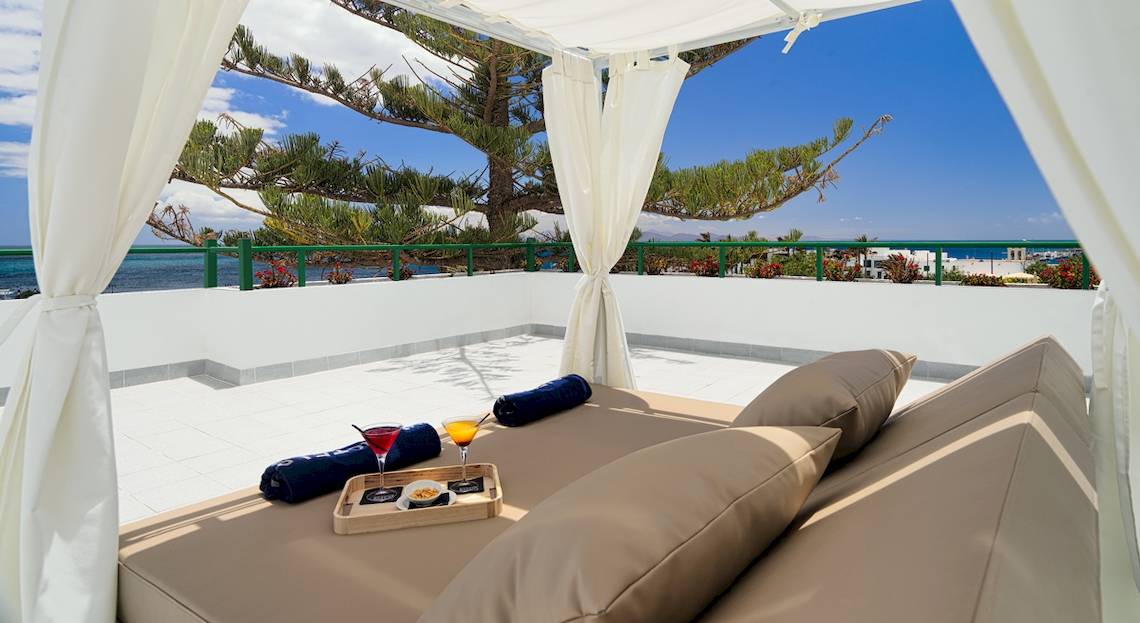 Terrasse des H10 Lanzarote Princess mit Liegestuhl, Getraenke und Meerblick