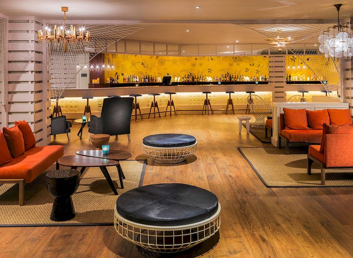 Loungebereich des H10 Lanzarote Princess Hotels mit Bar, Sitzmöbeln und Dekoleuchten.