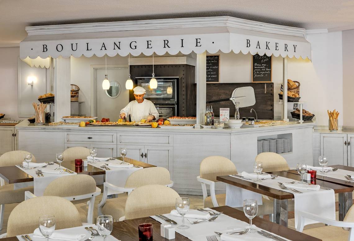 Bäckerei im H10 Lanzarote Princess Hotel mit Köchen, die an der Theke arbeiten und verschiedene Gerichte zubereiten.