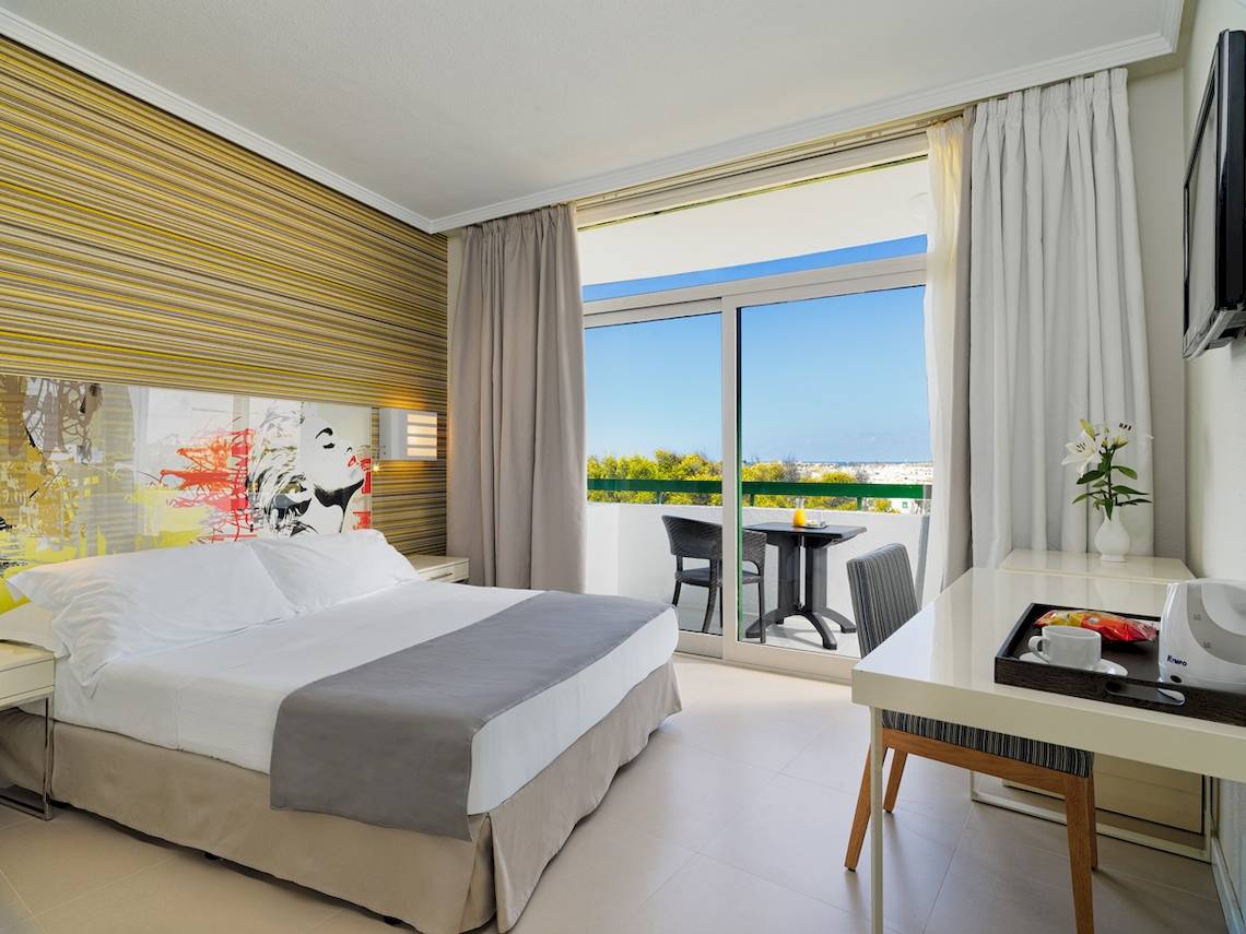 Hotelzimmer des H10 Lanzarote Princess mit Balkon, Bett, Schreibtisch und Meerblick.