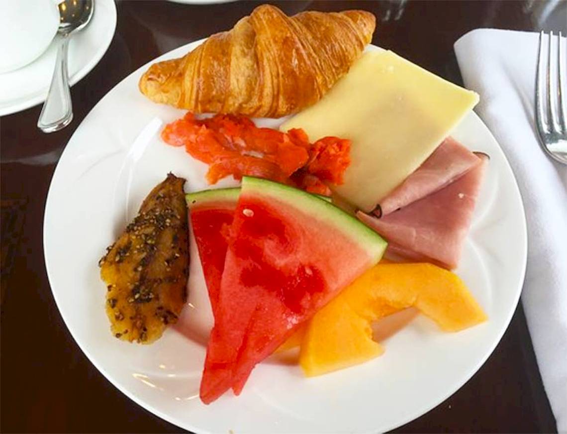 Frühstücksbuffet im Casuarina Resort & Spa mit Croissant, Käse, Schinken, Früchten und Kaviar.