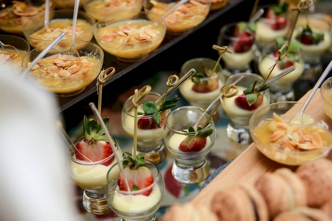 Nahaufnahme eines Buffets mit verschiedenen Desserts im Casuarina Resort & Spa.