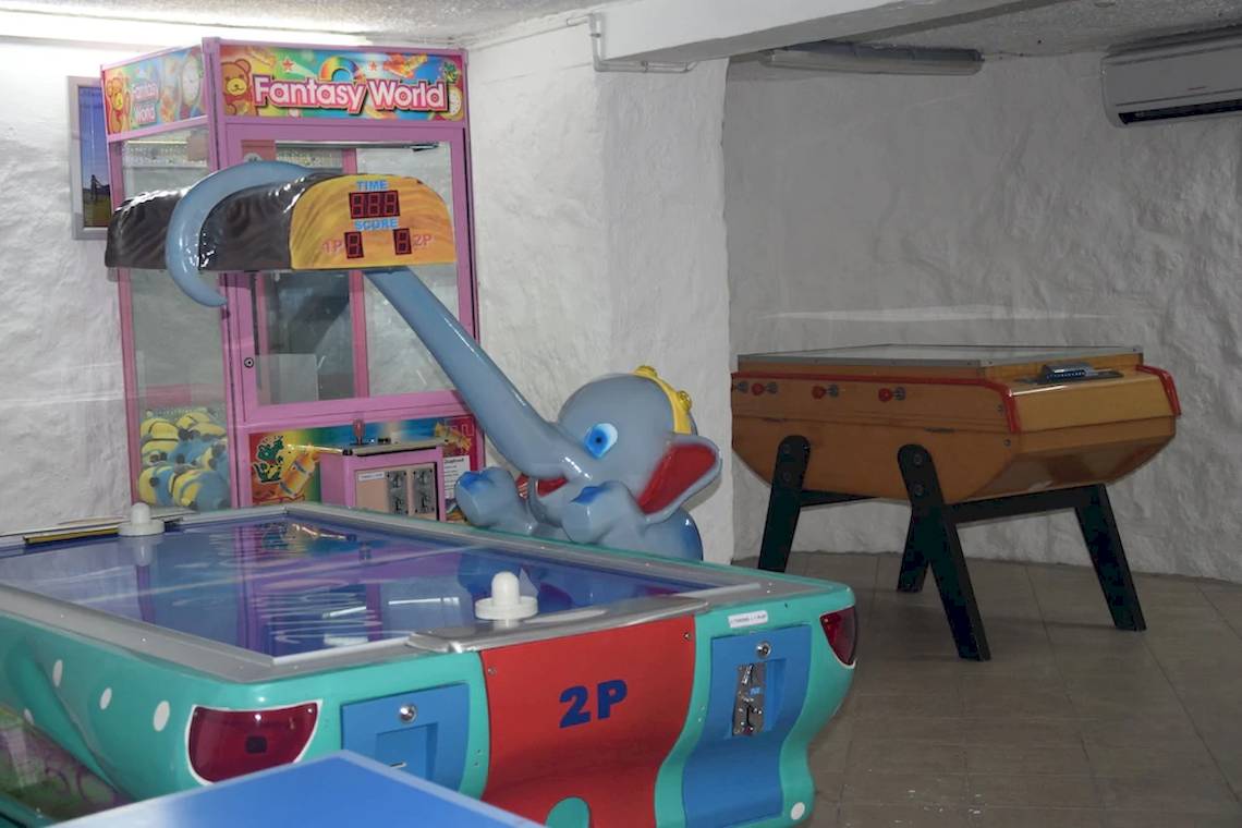 Spielzimmer im Casuarina Resort & Spa mit verschiedenen Spielgeräten.