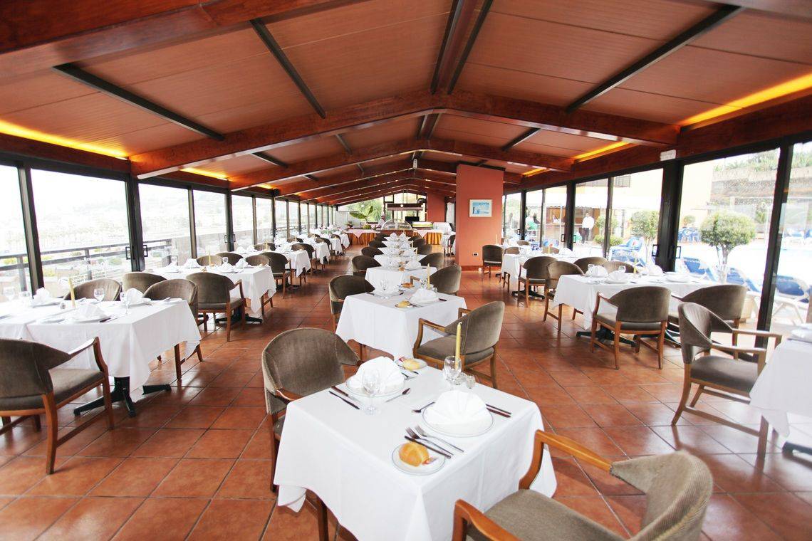 Innenansicht des Restaurants im AluaSoul Orotava Valley Hotel mit gedeckten Tischen und Stühlen.